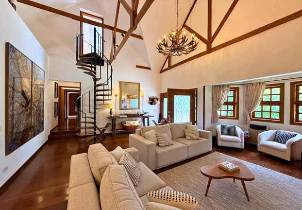 Imagem Casa de serra com lareira e jardim na Vila Inglesa | 4 dormitórios | terreno de 927 m²