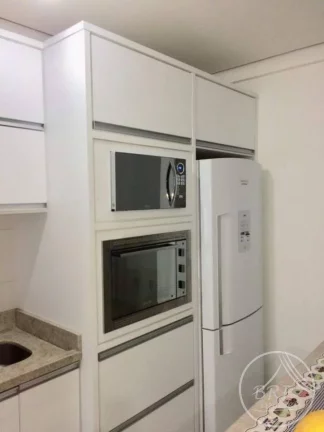 Imagem Vendo apartamento em Bairro Arreias São José SC, de três dormitórios, suíte, duas vagas livres, cozinha e área de serviço mobiliados.