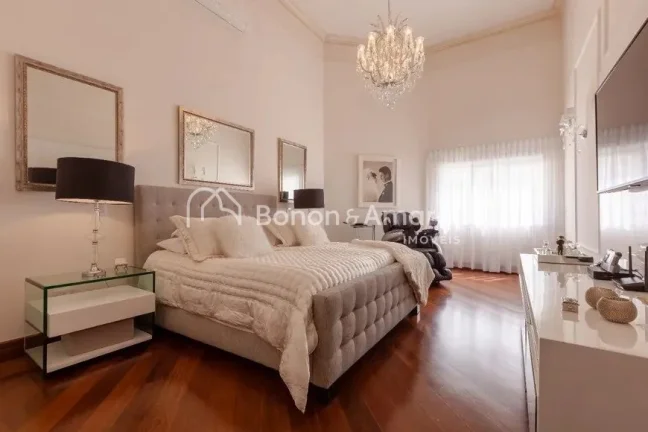 Imagem Exuberante casa no Alphaville Campinas, planejada e decorada em estilo Luiz XV com muita elegância....