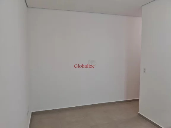 Imagem Casa sobreposta alta em Santos no bairro da Aparecida com varanda de frente na sala, 2 suítes e uma vaga de garagem a venda por R$ 830.000,00