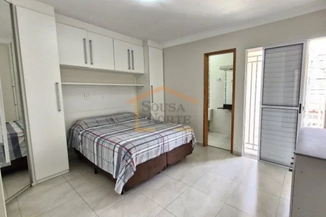 Imagem Sobrado residencial com 92m². O imóvel possui sala bem iluminada, cozinha com armários planejados...