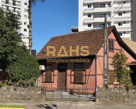 Imagem Linda casa enxaimel, de esquina com a Rua Eça de Queiroz, localizada em uma excelente área comerci...