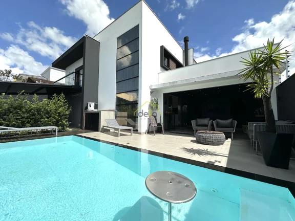 Sobrado com piscina localizado próximo do Colégio Santo Antônio no bairro Iririú!