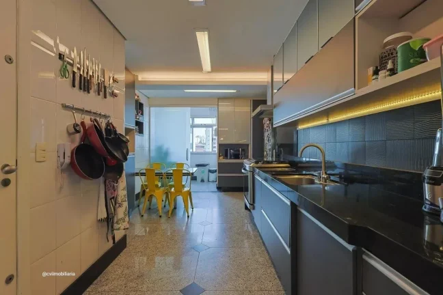 Imagem Localizado no bairro Cidade Nova, este apartamento oferece uma área de 240 metros quadrados, propor...