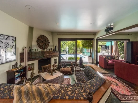 Imagem VENDO CASA PRÓXIMO AO PQ. IBIRAPUERA! Magnifica residência a venda em rua tranquila e arborozada no Jardim Lusitânia, com 900m² de área construída em
