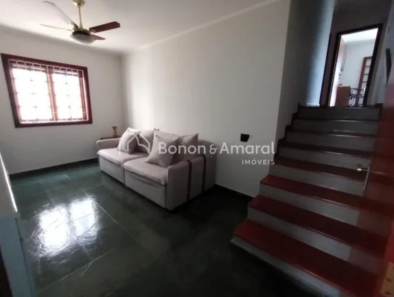 Imagem Essa casa estilo sobrado, localizada no bairro Vila Brandina! Com uma localização privilegiada, pr...