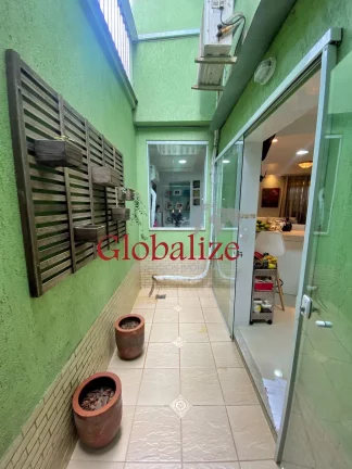 Imagem Sobrado com quintal, 3 dormitórios e garagem coberta à venda no bairro da Ponta da Praia em Santos R$ 1.065.000,00