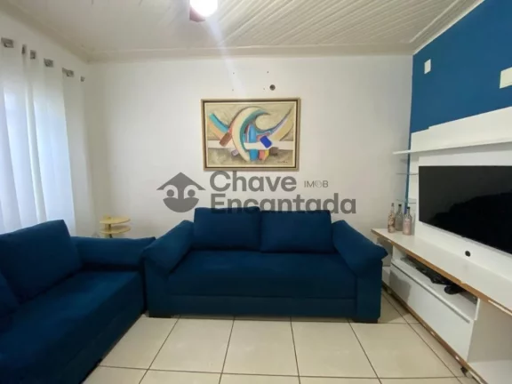 Casa no centro com quintal amplo e varanda coberta