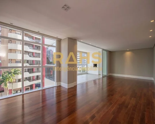 Imagem Chegou a hora de voltar às origens. O Newport resgata o melhor da construção tradicional de alto ...