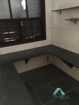 Imagem Lindo sobrado com 3 dormitórios, 2 vagas de garagem com excelente localização em bairro com fácil acesso a comércios e principais avenidas.