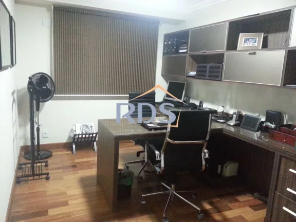 Imagem Vende um luxuoso e confortável apartamento Garden duplex com 540m² de área útil, no piso superior tem 3 suítes