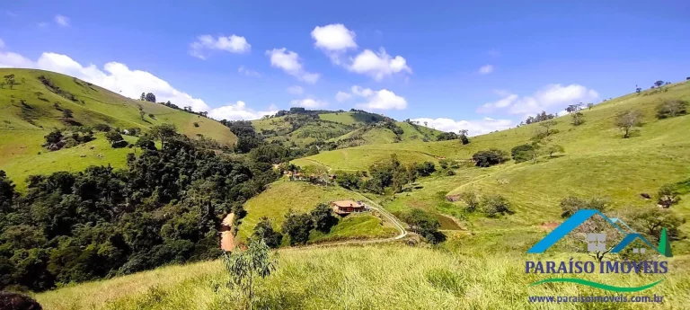 Imagem Invista em Tranquilidade: Terreno com Cachoeira e Vista Incrível!