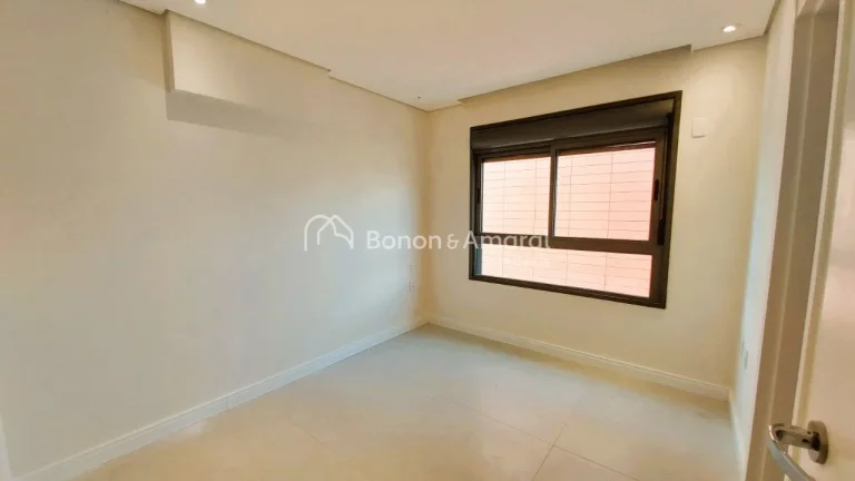 Imagem Com 3 suítes, todas preparadas para receber ar condicionado, cozinha estendida com acesso à sala; ...