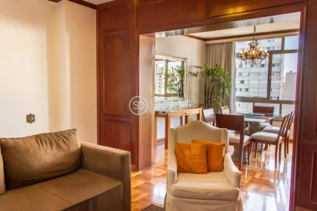Imagem Apartamento super espaçoso, com 270m2, 4 dormitórios ( 1 suíte ) e 2 vagas na garagem. Amplo livi...