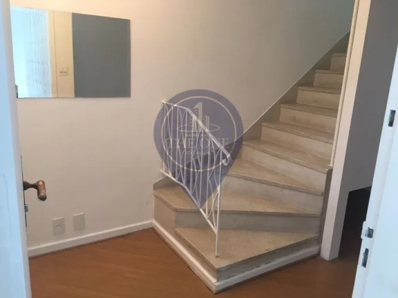 Imagem Aluguel de Casa no Itaim Bibi: 3 quartos, 1 suíte, 2 salas, 2 banheiros, 2 vagas de garagem, 150 m² - São Paulo-SP