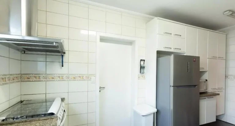 Imagem Apartamento 240 M², 1 por andar, 4Q, 3 Suítes, 5 banheiros, 4 vagas, 800M do metrô, 100% face norte, gerador full, dependência de serviço, piscina.
