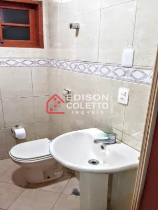 Imagem Casa de frente para área verde, Parque Santa Cecília com 3 dormitórios.