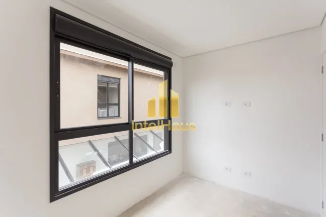 Imagem Excelente oportunidade para morar em um condomínio fechado no bairro Tingui, em Curitiba. Esta casa...