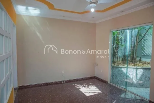 Imagem Belíssima e espaçosa casa térrea, com 287 m² de área construída. A residência possui 3 quarto...
