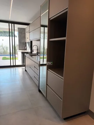 Imagem Sobrado Alto Padrão, 3 Suítes, Churrasqueira com Piscina