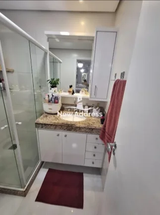 Imagem Apartamento Sol da Manhã reformado a poucos passos da praia de Itapoã, 96 m², 2 quartos com suíte, varanda gigante e 2 vagas em prédio de alto padrão.