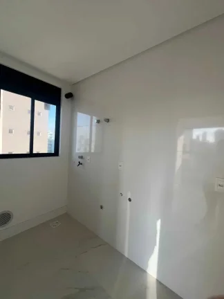 Imagem Apartamento alto padrão com 3 suítes e 3 vagas de garagem - Meia Praia | Itapema/SC