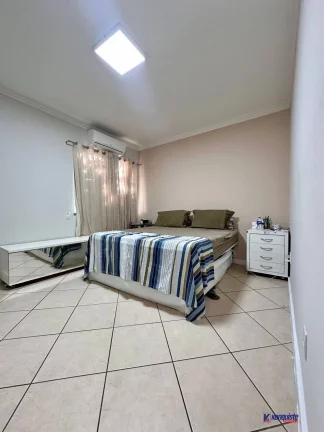 Imagem VENDO CASA DE 4 DORMITORIOS NO CONDOMÍNIO RESIDENCIAL VILA Di NAPOLLI