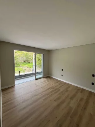 Imagem Sobrado com 3 dormitórios sendo 2 suítes e 1 master e 2 vagas de garagem, Camboriú/SC