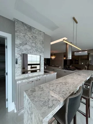 Imagem Apartamento finamente mobiliado com 4 suítes e 4 vagas de garagem em Meia Praia - Itapema/SC