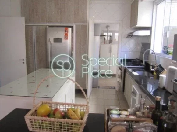 Imagem Casa em condomínio com 610m², reformadíssima, muito iluminada e clean. Amplo living para dois amb...
