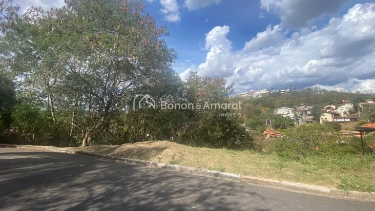 Imagem O lote tem 618 m² em declive, localizado ao lado da mata, garantindo contato direto com a natureza,...