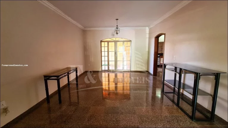 Imagem Casa para Venda em Limeira, Centro, 4 dormitórios, 2 suítes, 2 banheiros, 4 vagas