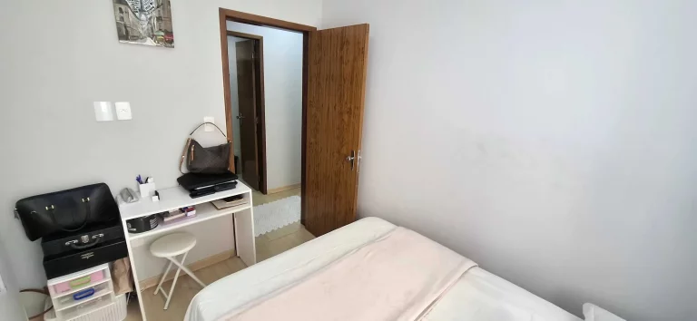 Imagem Apartamento mobiliado com 3 dormitórios sendo 1 suíte e 1 vaga de garagem em Florianópolis