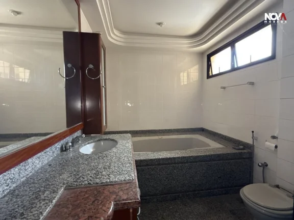 Imagem Apresentamos este amplo e sofisticado apartamento localizado na Praia da Costa, um dos endereços ma...
