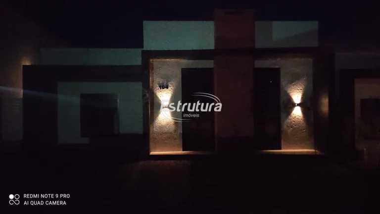 Casa Geminada em condomínio fechado, com 3 dormitórios, sendo um suíte master.