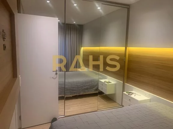 Imagem O apartamento com sacada integrada, conta com 02 dormitórios com ar condicionado já está instalad...