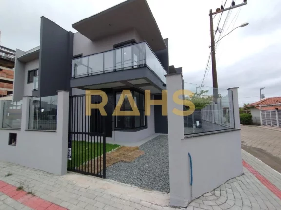 Imagem Geminado de alto padão. ? 1 suíte. ? 2 quartos com banheiro no piso superior. ? Banheiro social co...