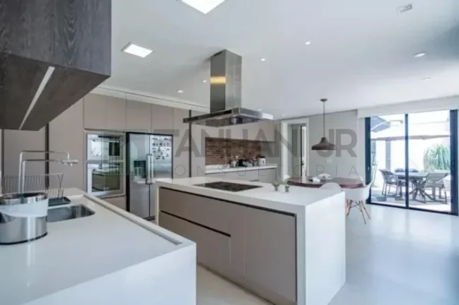 Imagem Luxuosa mansão de 4 quartos e 4 suítes no Jardim Europa, São Paulo-SP: 5 salas, 6 banheiros, 4 vagas, 415m². Venha conhecer!