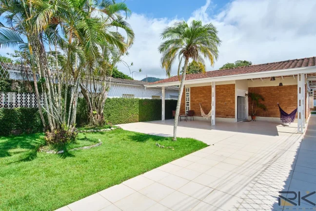 Imagem CASA CENTRO UBATUBA-SP com 3 dormitórios,3 suítes, 1 banheiro social,varanda goumet com churrasqueira,edícula no fundos