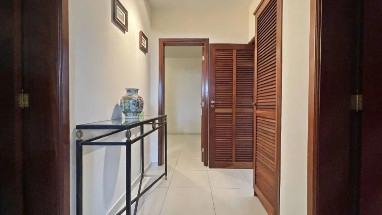 Imagem *Viva o Paraíso na Riviera: Apartamento Espaçoso com Vista para o Mar!*