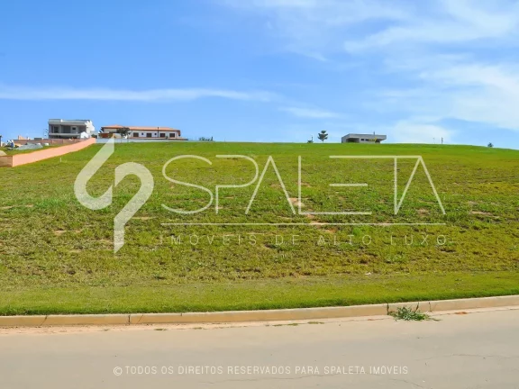 Lote a uma quadra da área de lazer à venda na Fazenda Serrazul II