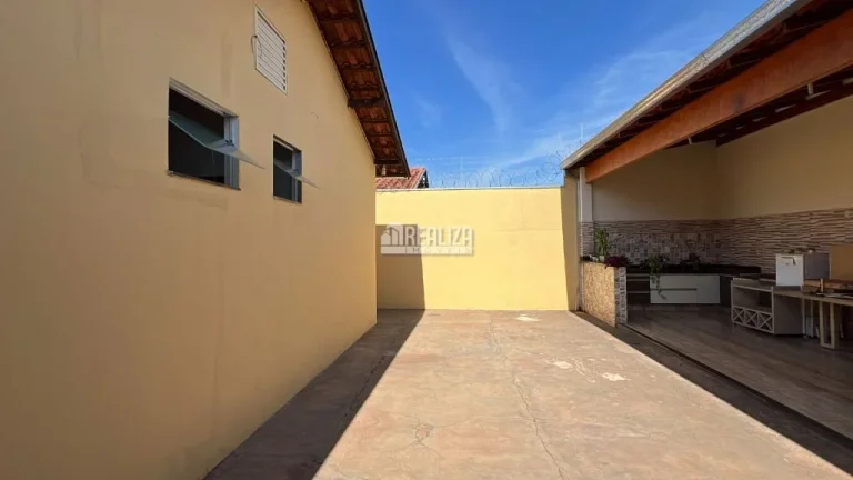Imagem Casa à venda no bairro Jardim Espanha, Uberaba - 3 dormitórios, 2 banheiros e área de lazer!