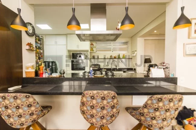 Imagem Apartamento de luxo à venda em São Paulo-SP, Jardim Europa: 3 quartos, 1 suíte, 3 salas, 4 banheiros, 3 vagas, 142m². Venha conferir!