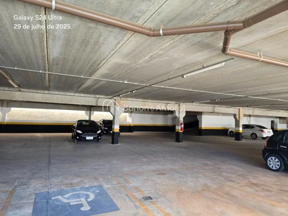 Imagem Apartamento em andar alto, sol da manhã, vista livre e 2 vagas cobertas de garagem.

Condomínio em...