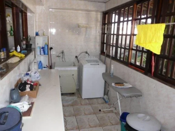 Imagem ???? Sobrado Amplo com Estilo Clássico - 4 Quartos, Suíte com Banheira e Muito Espaço!