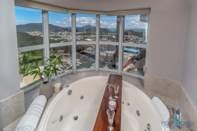 Imagem Apartamento Frente Mar para Venda em Balneário Camboriú, CENTRO, 4 dormitórios, 4 suítes, 6 banheiros, 4 vagas