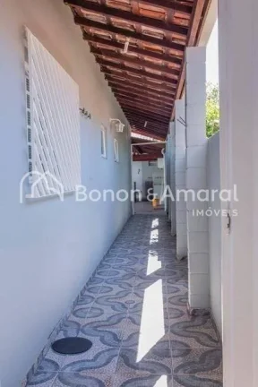 Imagem Belíssima e espaçosa casa térrea, com 287 m² de área construída. A residência possui 3 quarto...