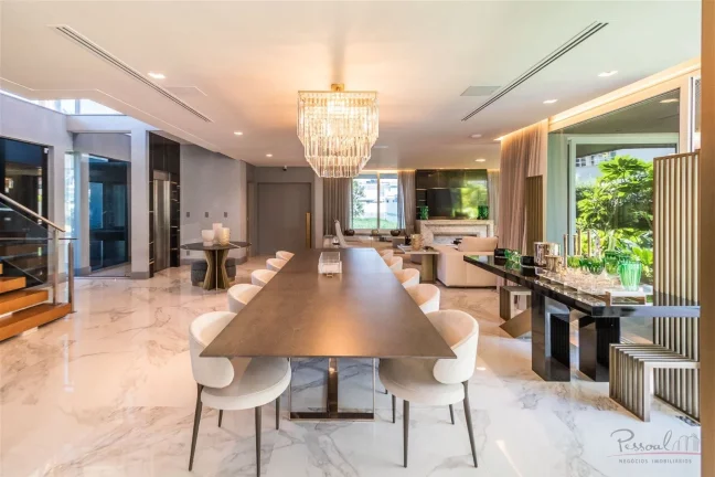 Imagem Magnífica casa em Jurerê Internacional a apenas 100m do mar. Casa localizada em exelente terreno d...