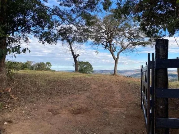 Imagem Seu Refúgio Pessoal: Construa o Lar dos Seus Sonhos neste Espaçoso Lote de 4.200 m2