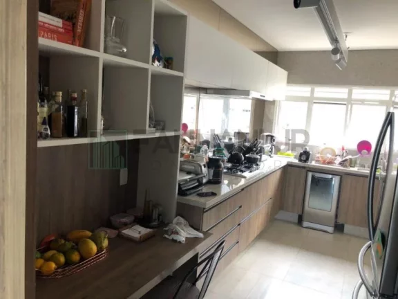 Imagem Luxuosa cobertura duplex de alto padrão na cobiçada Vila Nova Conceição, com incríveis 411m² e 5 vagas de garagem. Com um design clean e moderno, as